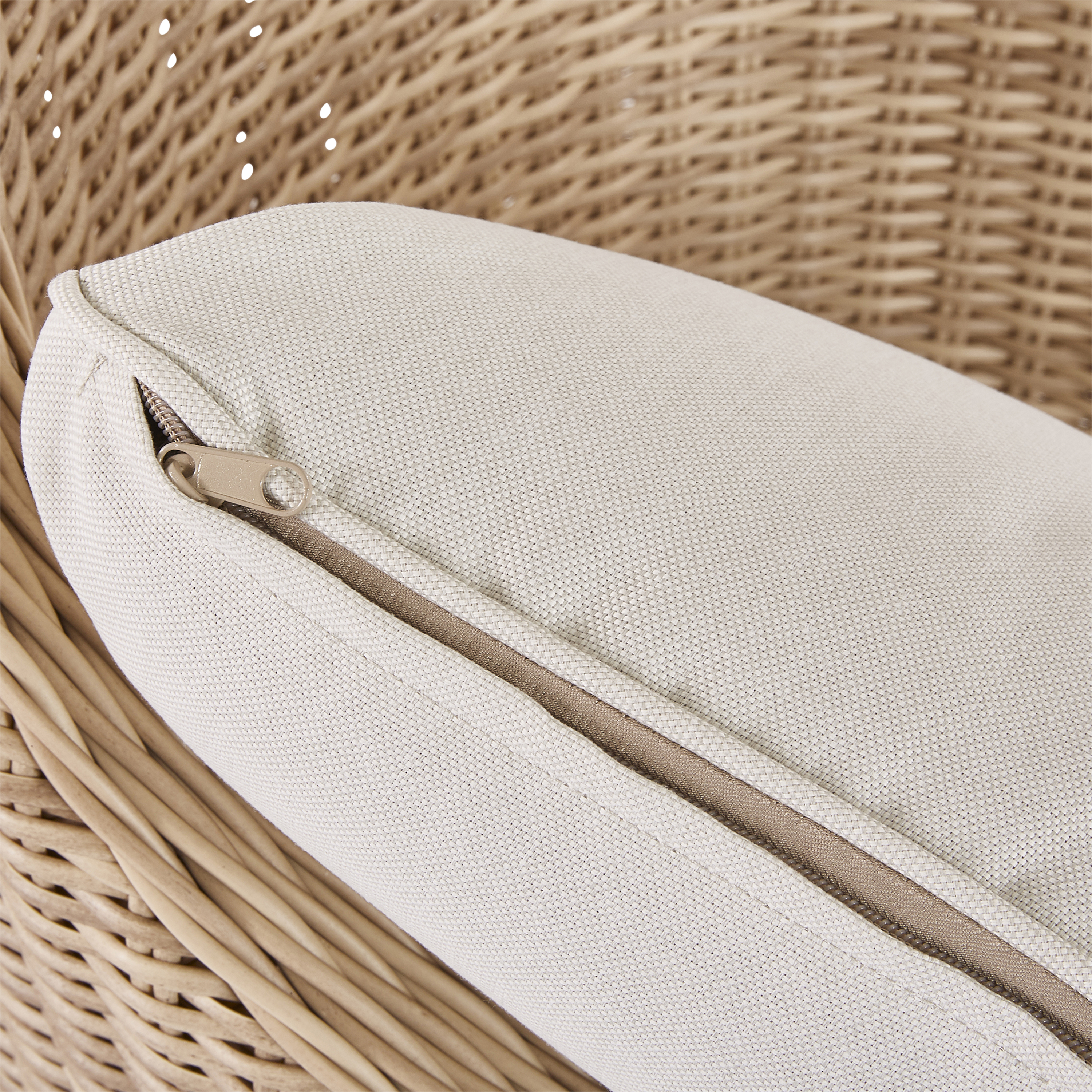 Naterial Sillón Tipo Ratán con Cojín y Descansabrazos Aptos para Exterior, Modelo Medena