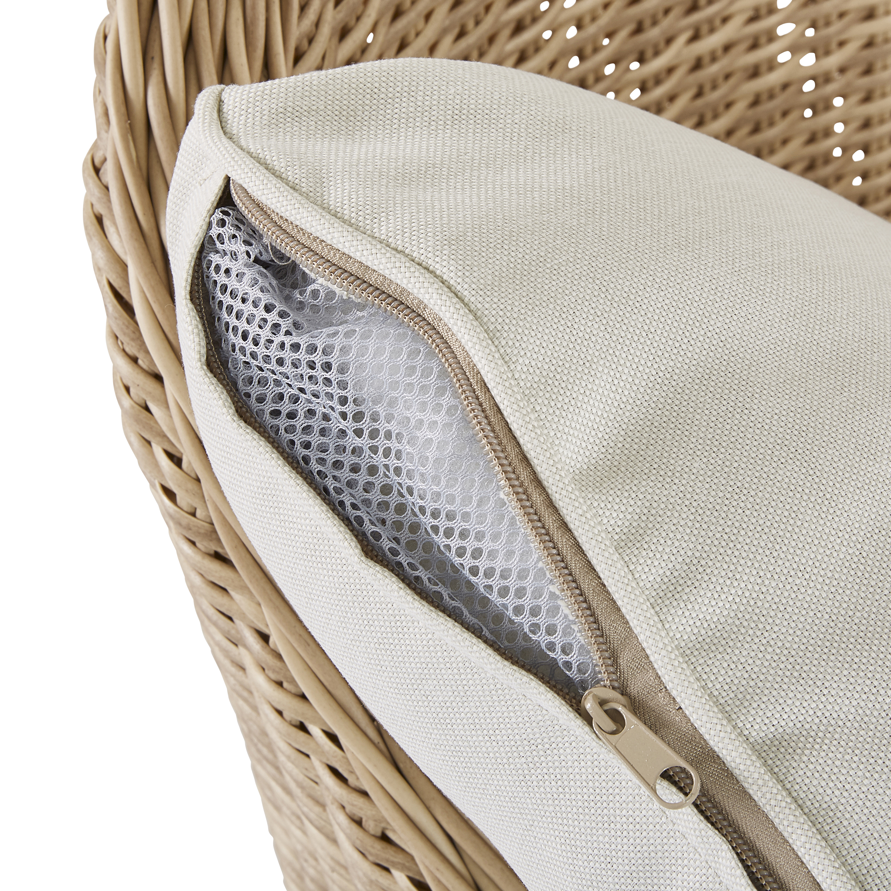 Naterial Sillón Tipo Ratán con Cojín y Descansabrazos Aptos para Exterior, Modelo Medena