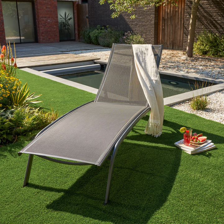 Naterial Camastro Ajustable Apilable de Acero y Malla con Ruedas, Modelo Rivera